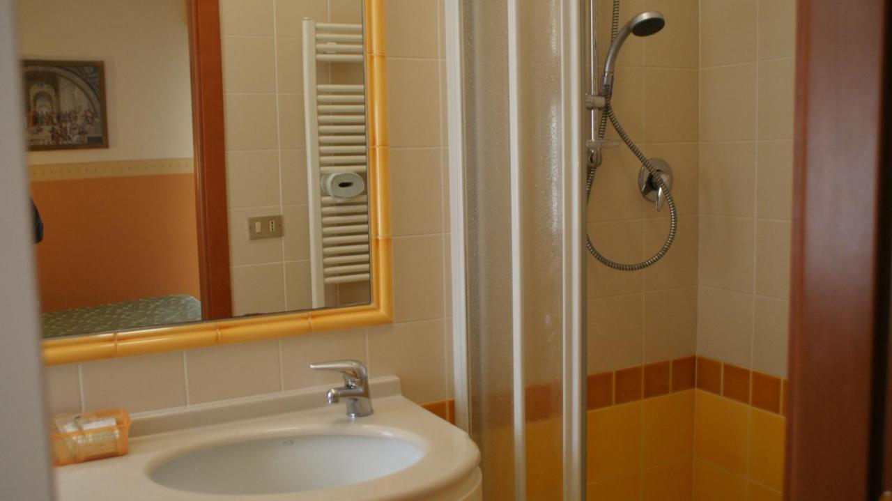 Hotel Verudella Rimini Bagian luar foto