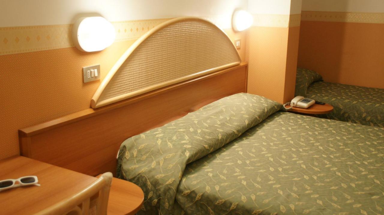 Hotel Verudella Rimini Bagian luar foto