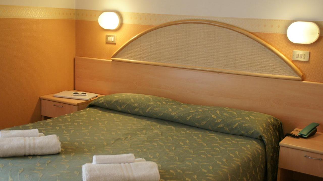 Hotel Verudella Rimini Bagian luar foto