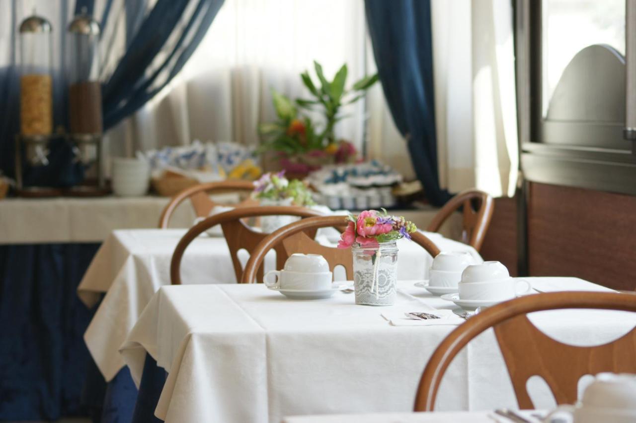 Hotel Verudella Rimini Bagian luar foto