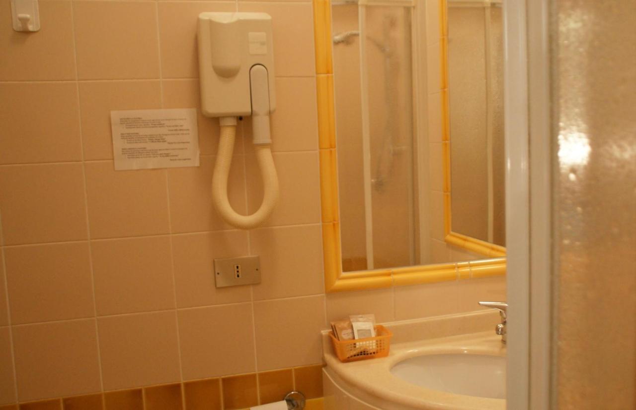 Hotel Verudella Rimini Bagian luar foto